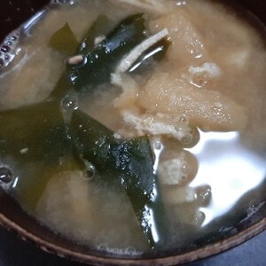 ワカメと白ネギの油揚げ味噌汁